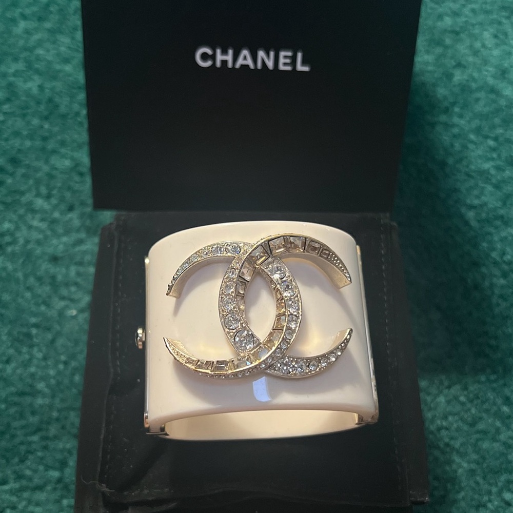 Authentic CHANEL 
Resin Baguette Crystal Dubai CC Cuff Bracelet White Gold